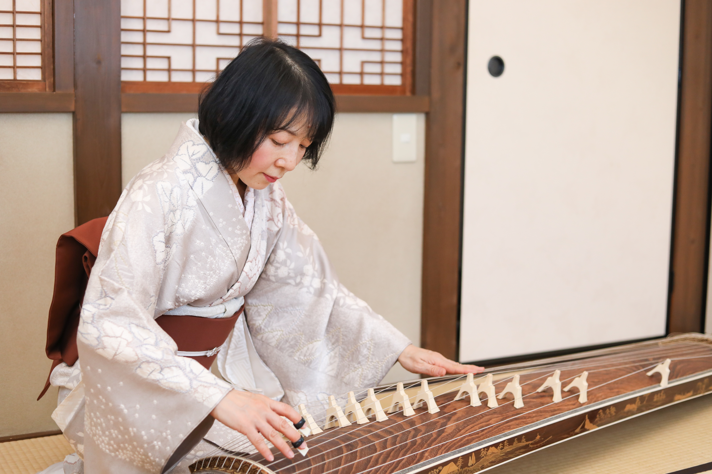 Песня японские каникулы. Кото японский музыкальный инструмент. Японский музыкальный инструмент сямисэн. Японская музыка кото. Секо японский музыкальный инструмент.